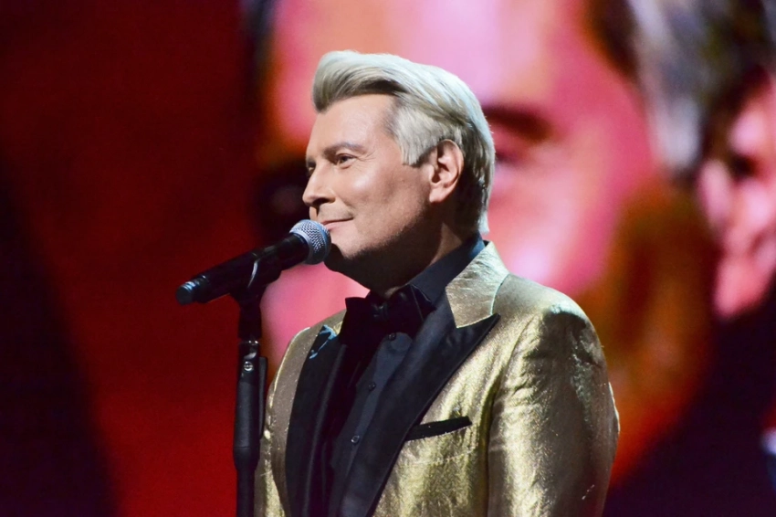 «Нас не выпускают»: Басков пожаловался, что застрял на шесть часов в самолете в Пулково