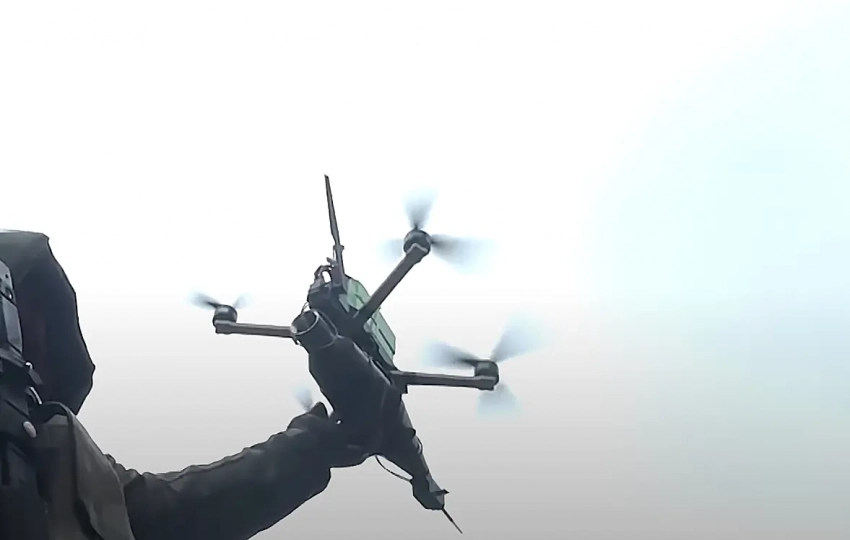 Опубликованы кадры уничтожения российскими FPV-дронами средств связи ВСУ, включая израильскую РЛС и РЭР «Пластун»