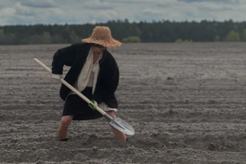 В сапогах и с лопатой: Настя Ивлеева показала, как отдыхает на ферме