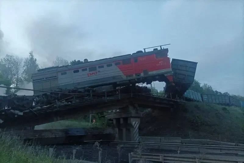 «Таких совпадений не бывает»: Железнодорожный мост обрушился в Курской области во время прохождения по нему грузового состава