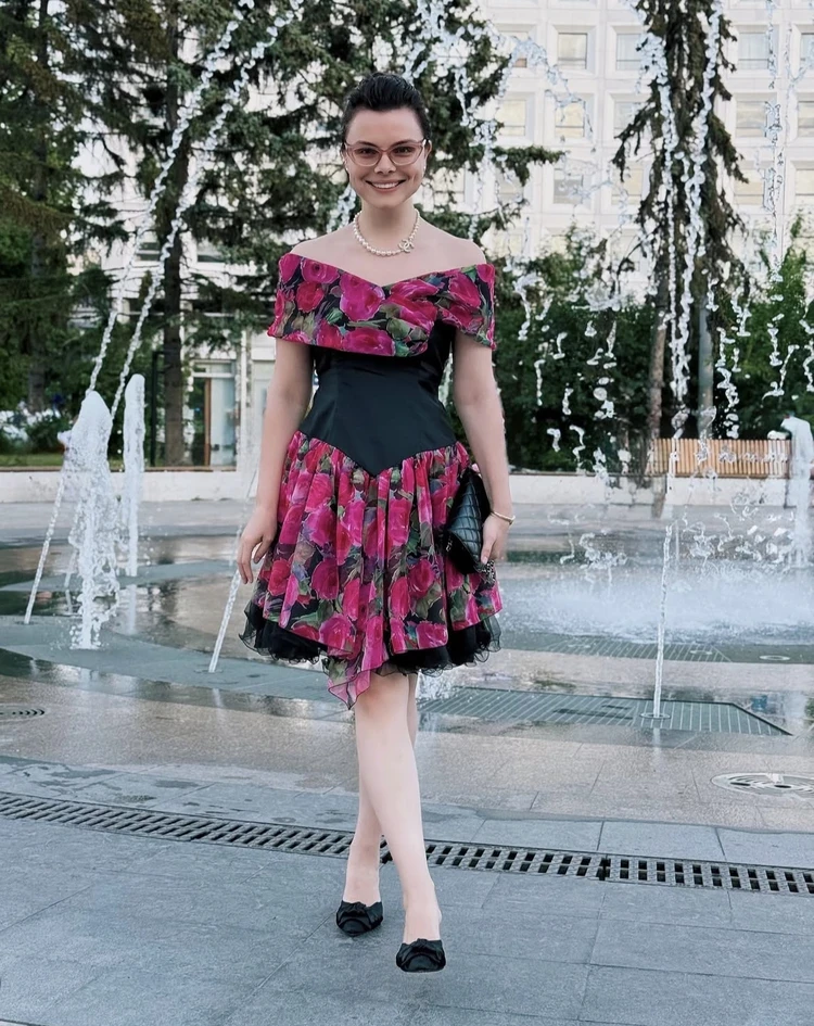 Похудевшая Татьяна Брухунова в платье выпускницы стала похожа на внучку Петросяна