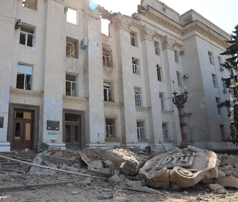 Сначала обрушился тризуб, а за ним и большая часть здания: появились новые кадры с результатом удара по оккупационной Херсонской администрации Украины