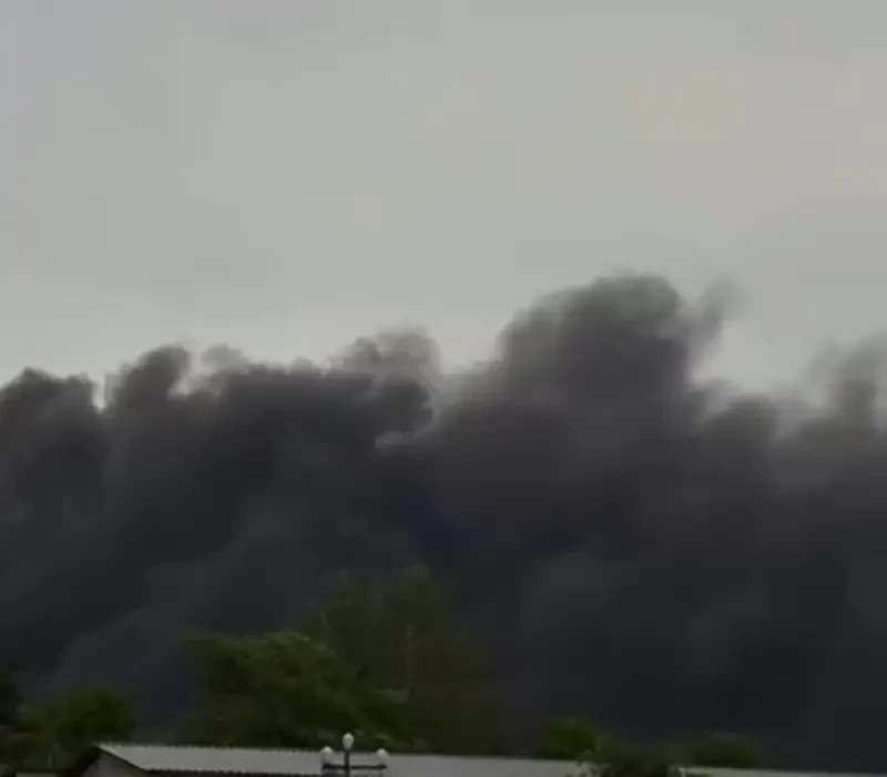 Серия ударов нанесена по военным объектам в Харькове и Днепропетровске - горят склады с оружием