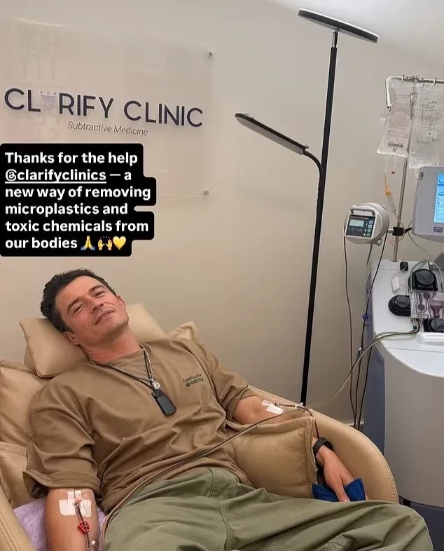 "У некоторых людей денег больше, чем здравого смысла". Орландо Блума раскритиковали за "курс очищения крови от микропластика" за 13 тысяч долларов