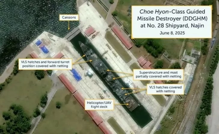 В Северной Корее подняли опрокинувшийся эсминец и отправили к границе России