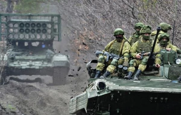 Юрий Подоляка в свежей сводке от 15.06.2025 сообщил о том, что ВС РФ находятся в 15 км от Сум и наступают