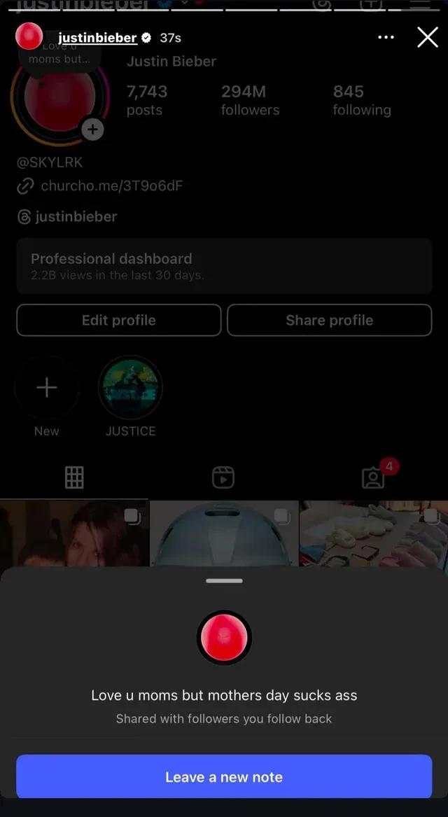 "День отца — отстой". Хейли Бибер ответила Джастину Биберу, который ранее "унизил" её в День матери. Певец “послал” её и сына