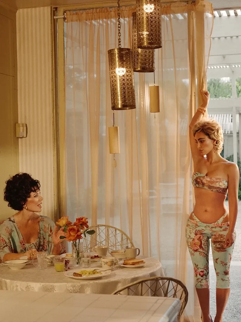 "Лихорадочный сон из 70-х". Ким Кардашьян снялась в новом кампейне своего бренда вместе с мамой Крис Дженнер