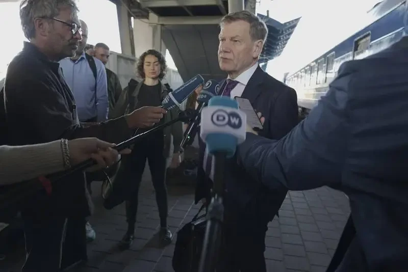 «Будем поддерживать столько, сколько необходимо»: Глава МИД Германии пообещал Киеву «сильную позицию» на переговорах с Москвой