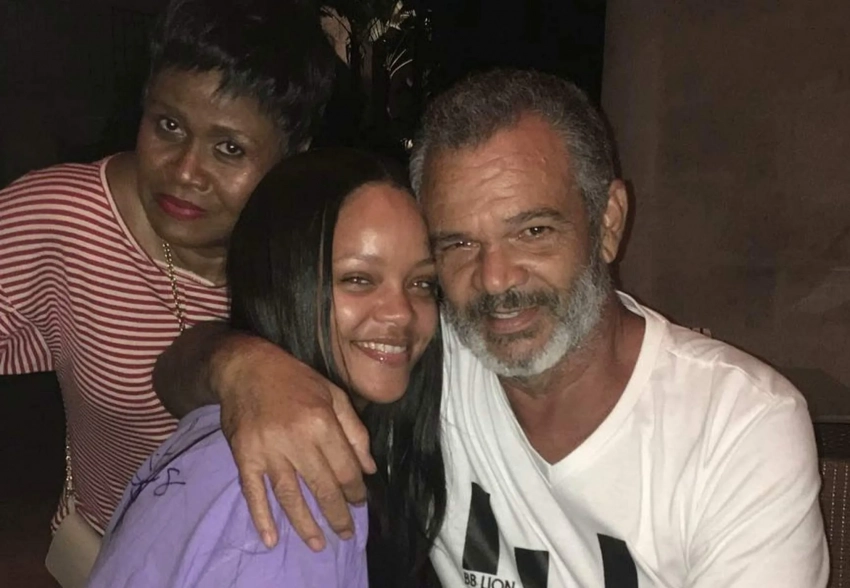 Умер отец Рианны, с которым певица была в сложных отношениях