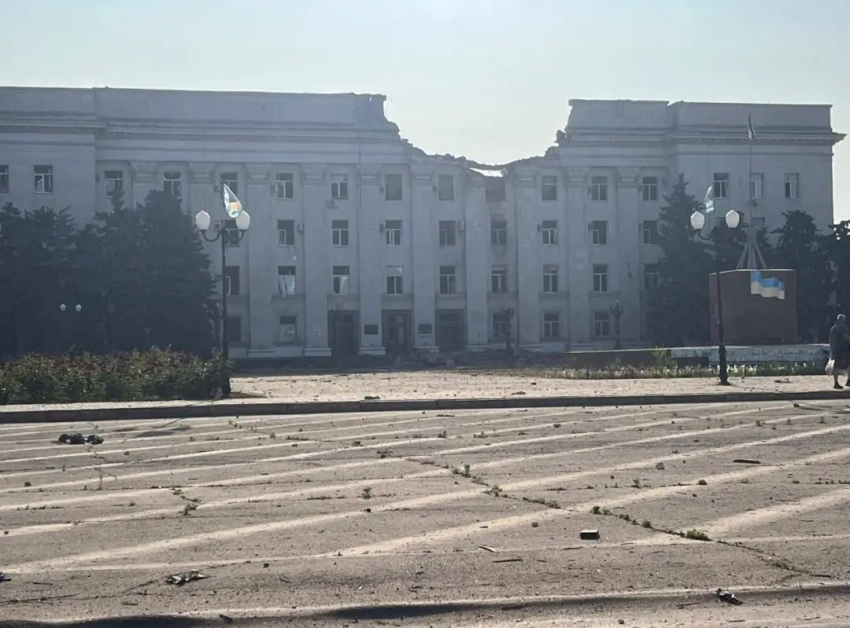 В сети появились кадры удара по зданию оккупационной администрации в Херсоне, где размещался штаб группировки ВСУ