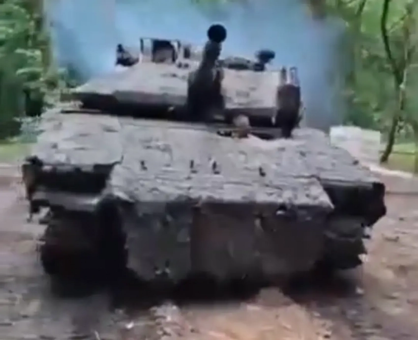 В сети появились кадры со шведской БМП CV-90, которая теперь «служит» российским десантникам