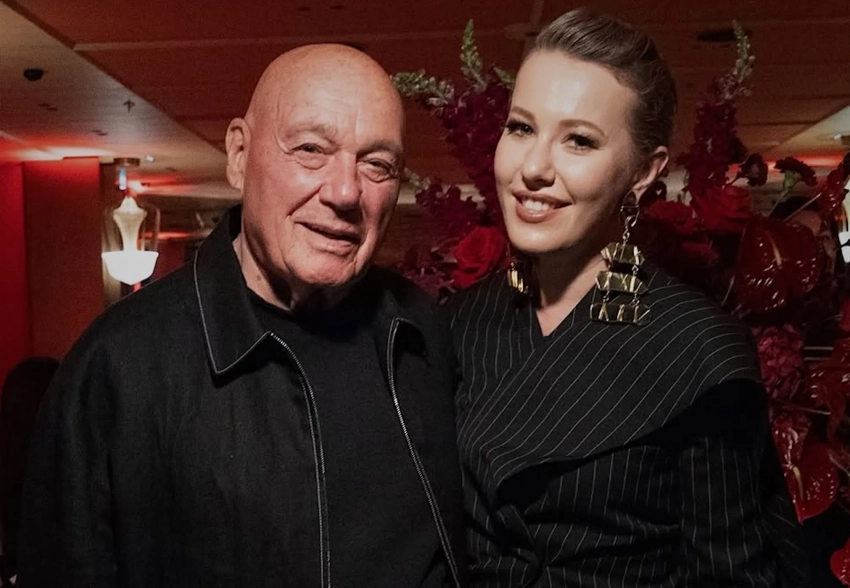 "Так я смотрю только на мужа, Познера и на бутик Prada". Ксения Собчак встретилась с Владимиром Познером в Париже