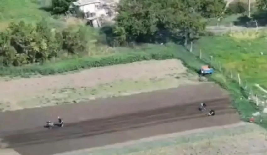 Кадры с дрона: жители недавно освобождённого села Алексеевка в ДНР возделывают поля в нескольких сотнях метров от линии фронта