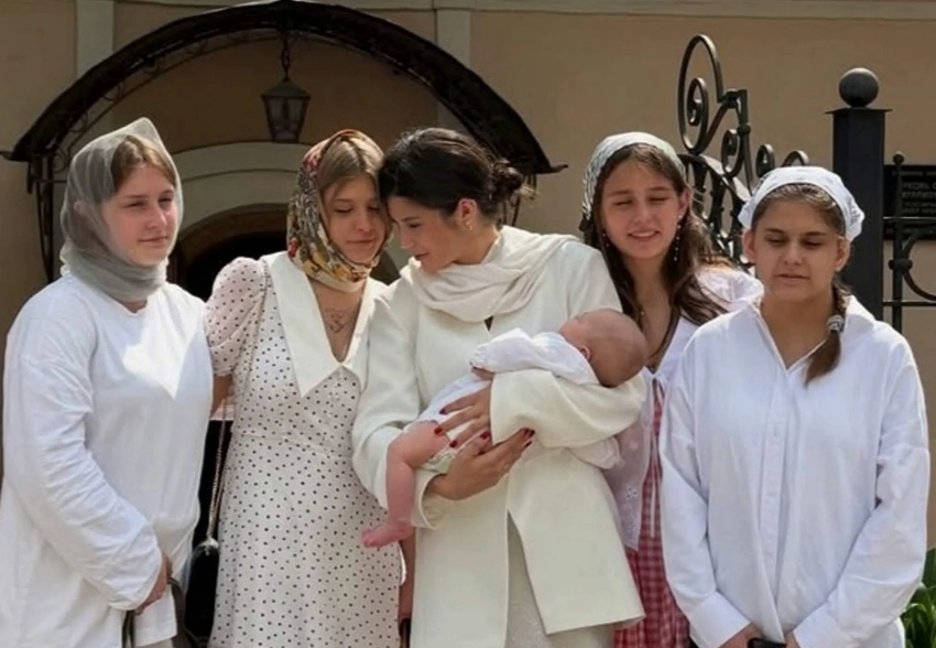 Жена Александра Петрова показала фото с крещения сына