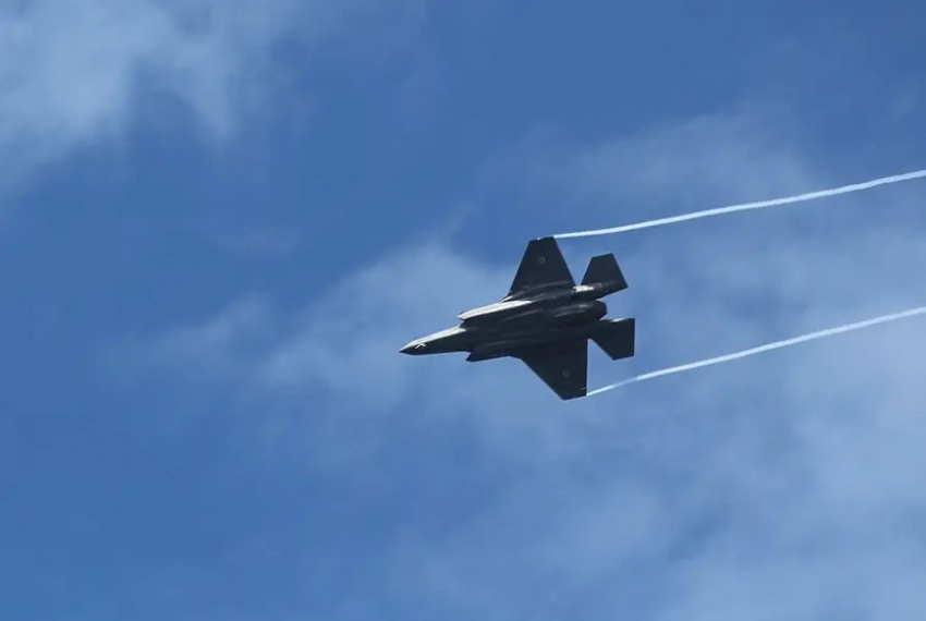 Показаны кадры прилётов израильских авиабомб по территории иранского аэропорта Пайам