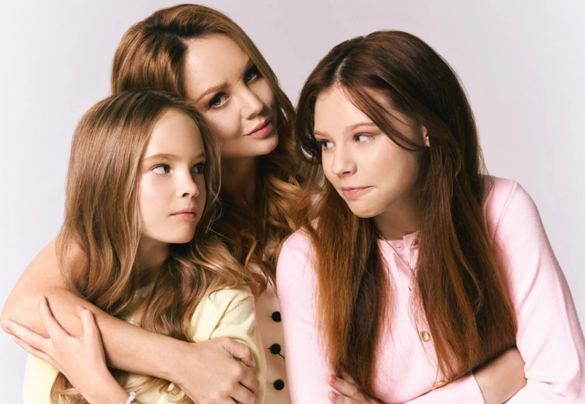 Певица МакSим снялась вместе с дочерьми для глянца