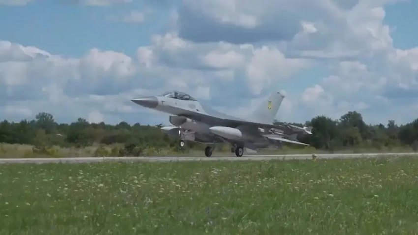 Истребитель F-16, который был сбит над Черниговской областью, мог взлетать с аэродрома в Староконстантинове, чтобы не попасть там под ракетный удар