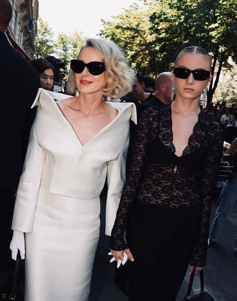 Сын Наоми Уоттс вышел на подиум в платье на показе Celine