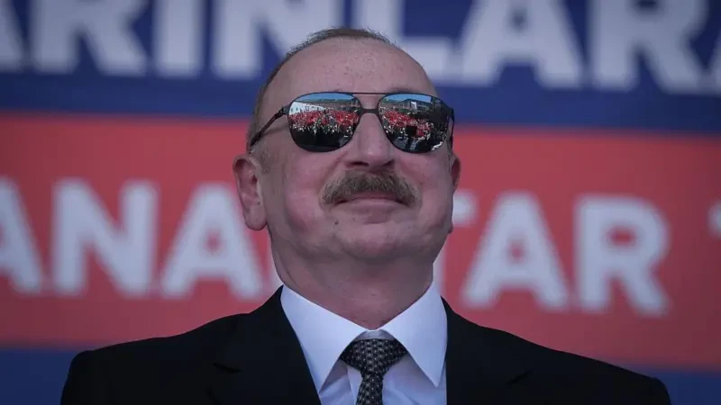 Между молотом и наковальней: Баку пора каяться и извиняться