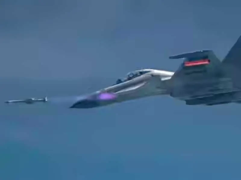 «Преимущество над врагом»: Су-30МКИ индийских ВВС успешно отстрелялся по целям ракетами Astra, которые создаются для перспективного истребителя LCA AF MK1A