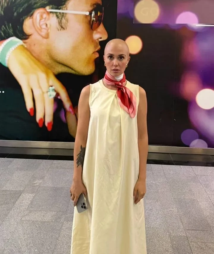 "Сожгли волосы". Беременная Агата Муцениеце заявила, что побрилась налысо перед свадьбой из-за неудачной завивки