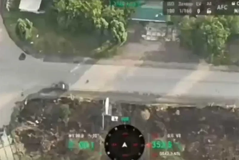 Показаны снятые российским беспилотником, осуществляющим разведку в Покровске, новые кадры атаки ДРГ на пикап ВСУ