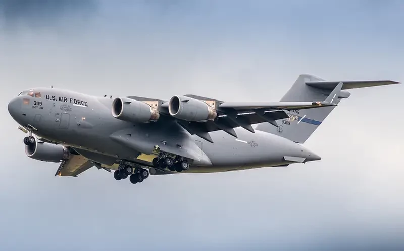 Доставивший ядерное оружие из США в Британию самолёт ВВС США C-17 летел с включенным транспондером, подавая «сигнал России»
