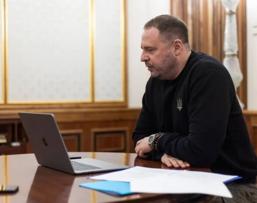 «Меньше рефлексируйте на громкие заголовки об оборонке»: Ермак попытался успокоить украинскую «общественность» в связи с приостановкой поставок боеприпасов из США