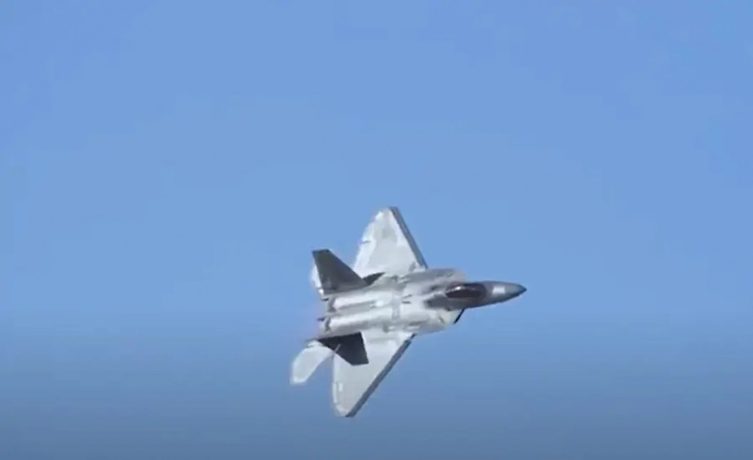 «Станет воздушным штабом для дронов»: в ВВС США решили превратить F-22 в истребитель 6-го поколения «на минималках»