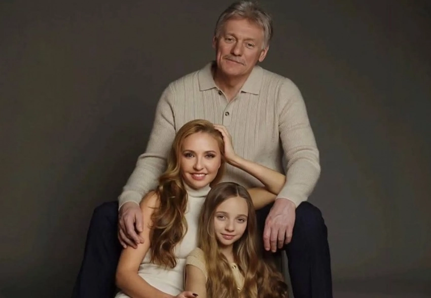 Татьяна Навка и Дмитрий Песков, Тина Канделаки, Юлия Высоцкая и Андрей Кончаловский и другие делятся фото в честь Дня семьи, любви и верности