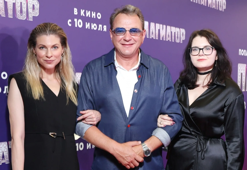 Марат Башаров вышел в свет с невестой и взрослой дочерью