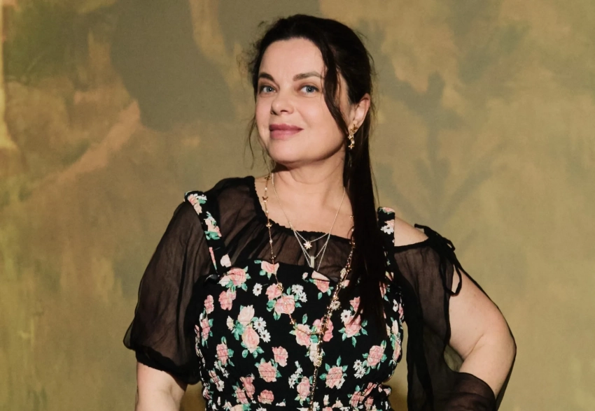 Наташа Королёва, Полина Аскери, Катерина Шпица и мать Тимати с внучкой на открытии выставки "За тридевять земель"