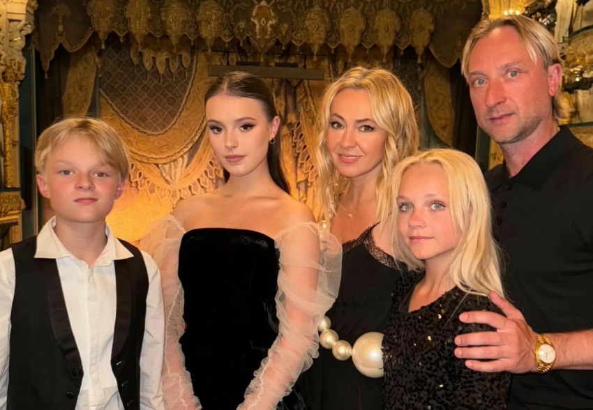 Яна Рудковская посетила Мариинский театр вместе с семьёй и фигуристками Анной Щербаковой и Еленой Костылевой