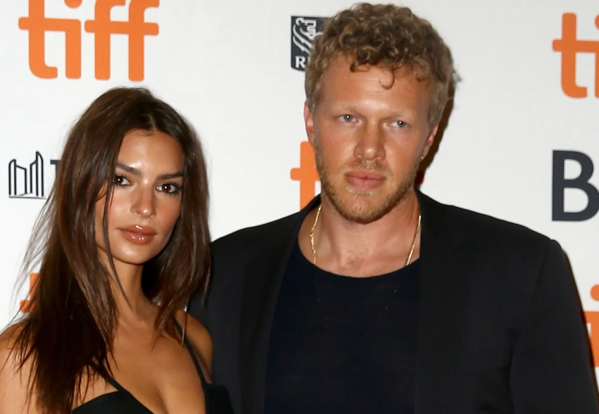 Эмили Ратаковски официально развелась с мужем