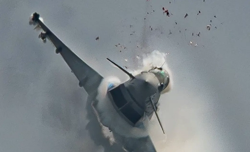 ВВС Испании пришлось объясняться за опасный манёвр F/A-18 во время авиашоу в Хихоне