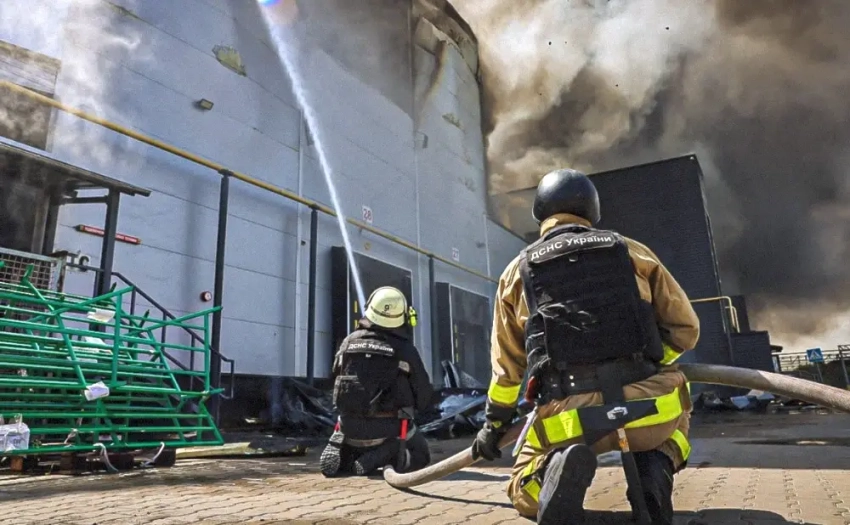Явно не продукты: на складе магазина под Харьковом в результате прилёта вспыхнул мощный пожар