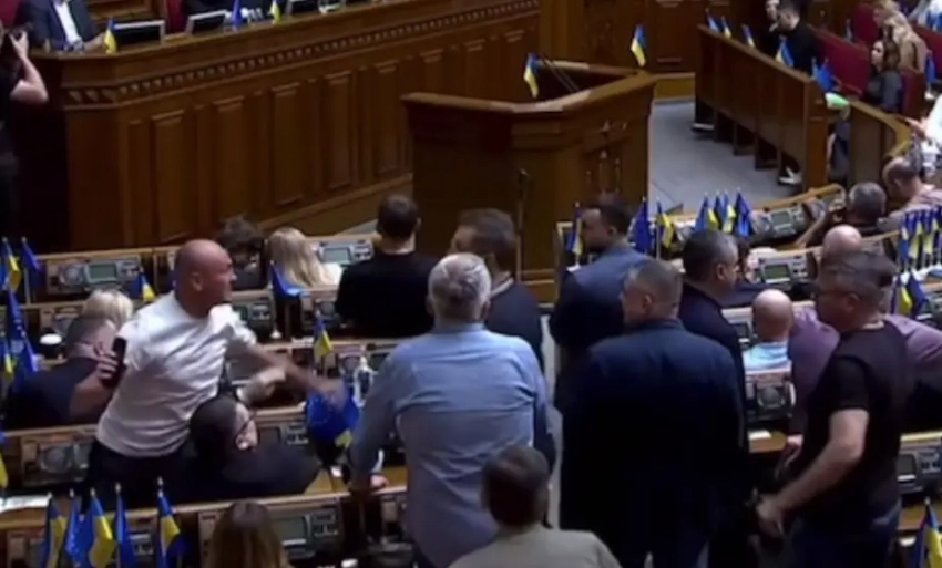 Драки и оскорбления: после жарких дискуссий украинский парламент вернул полномочия западным «надзирателям» из НАБУ