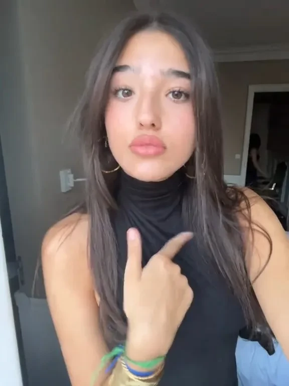 "Ей достались лучшие гены". В сети обсуждают новые видео младшей дочери Моники Беллуччи и Венсана Касселя