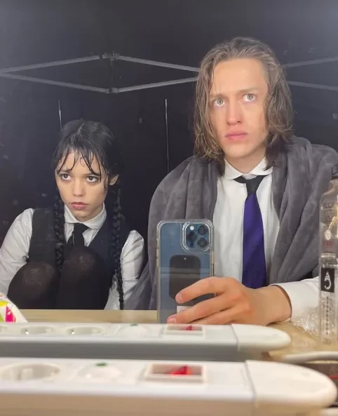 Перси Хайнс Уайт, которого обвинили в домогательствах и отстранили от съёмок в сериале "Уэнсдэй", теперь работает в баре