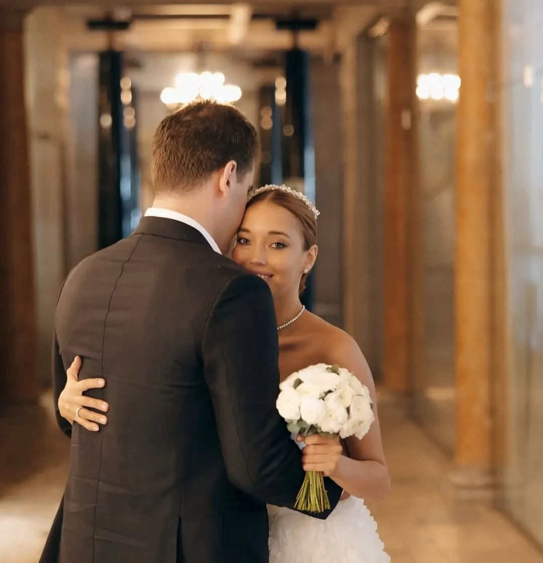 Дочь Игоря Шувалова показала архивные фото со свадьбы в честь её годовщины