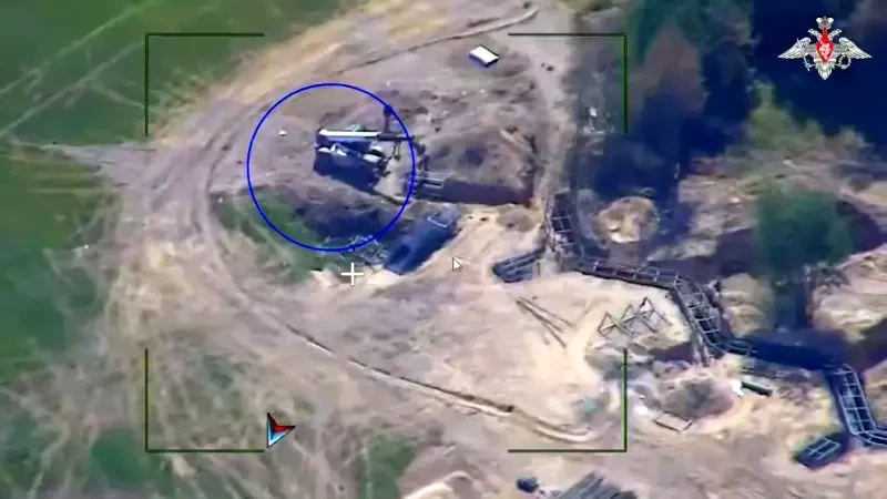 Показаны кадры ударов БПЛА «Герань-2» по пункту управления ВСУ в Черниговской области