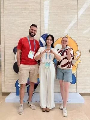 Прощание со Всемирными играми: дружба остается навсегда. Иностранные журналисты благодарят волонтеров подарками