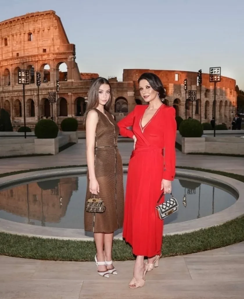 22-летняя дочь Майкла Дугласа и Кэтрин Зеты-Джонс показала фигуру в купальнике