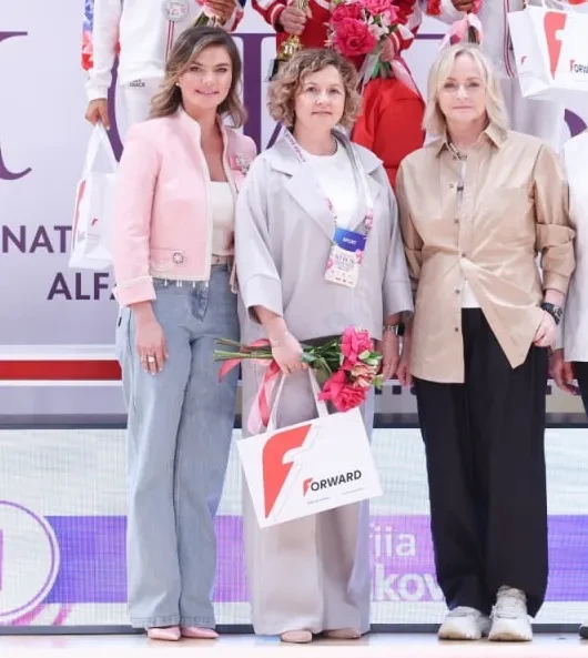 Похудевшая Алина Кабаева появилась на публике