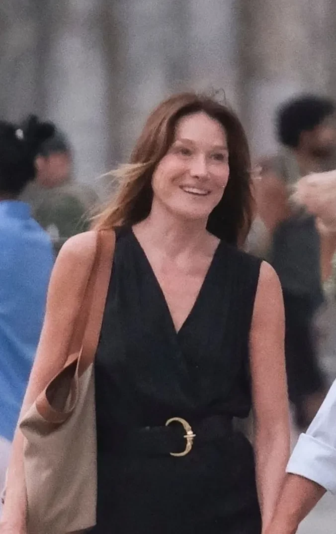 Николя Саркози и Карлу Бруни с 13-летней дочерью засняли в Венеции