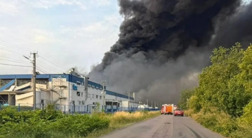 Пожар продолжается до сих пор: на поражённом «Калибрами» предприятии производилась электроника для украинских БПЛА