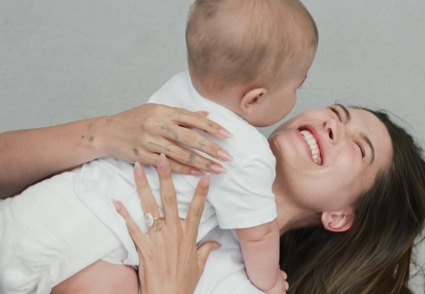 Хейли Бибер показала редкие фото с сыном по случаю его дня рождения