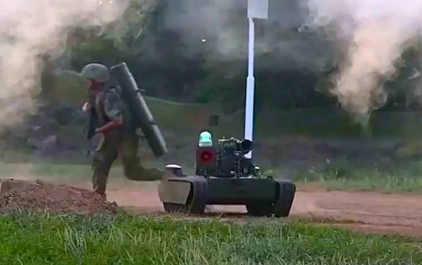 Китайская армия тестирует наземные дроны с ракетными установками и FPV-управлением