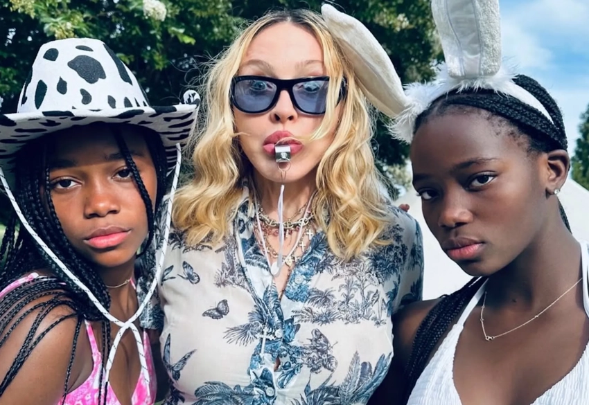 Вечеринка у бассейна и лабубу: Мадонна отметила 13-летие дочерей-близнецов с молодым бойфрендом и детьми